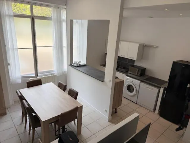 Oullins T3 Cosy 70M2 - 6 Pers 2 Chambre - 2 Mezzanines Metro & Centre A Pied 0*,  France